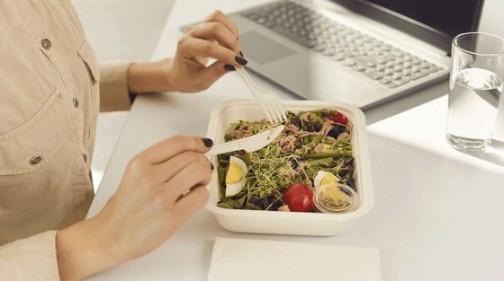 Πώς να διατηρήσεις ισορροπημένη διατροφή στον χώρο εργασίας