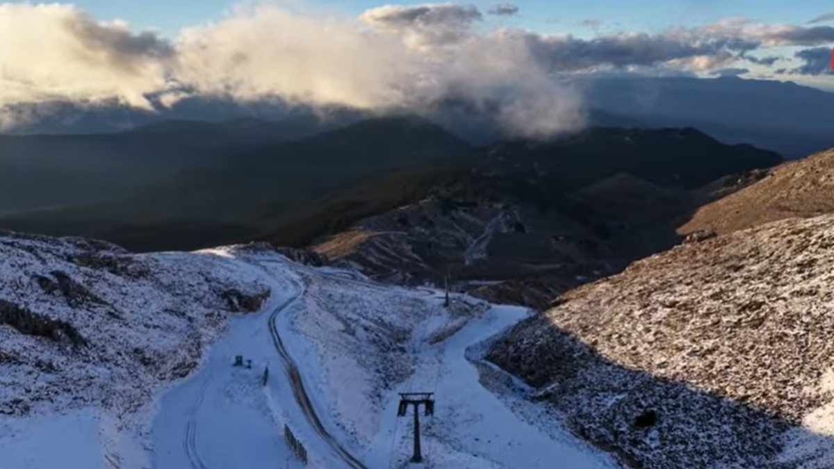 Έπεσαν τα πρώτα χιόνια στον Παρνασσό