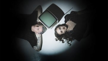 «Ζωή εκτός οθόνης»: Μια μουσική παράσταση του Παρασκευά Καρασούλου στο Θέατρο Radar