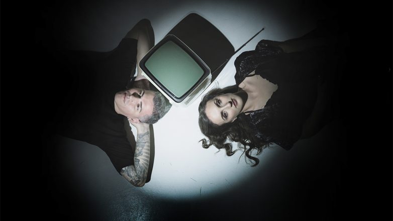 «Ζωή εκτός οθόνης»: Μια μουσική παράσταση του Παρασκευά Καρασούλου στο Θέατρο Radar