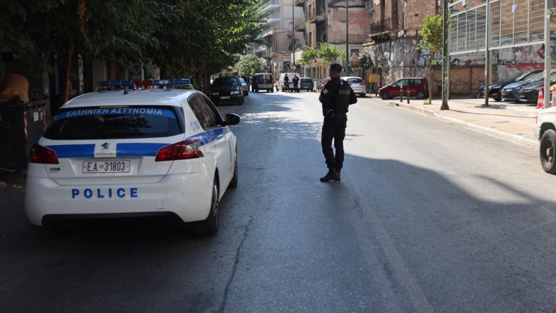 Υδραυλικός βρήκε στην αποχέτευση του Α.Τ. Κυψέλης εννέα όπλα Υδραυλικός βρήκε στην αποχέτευση του Α.Τ. Κυψέλης εννέα όπλα