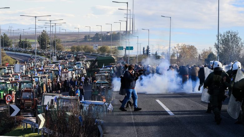 Ξύλο και χημικά στα μπλόκα των αγροτών