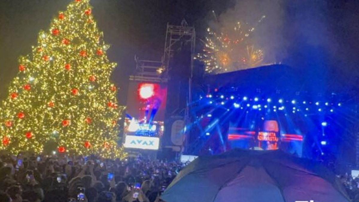 «Άναψε» το χριστουγεννιάτικο δέντρο στην πλατεία Αριστοτέλους