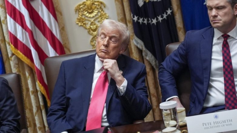 CNN: Έκλειναν τα βλέφαρα του Τραμπ στο Υπουργικό Συμβούλιο CNN: Έκλειναν τα βλέφαρα του Τραμπ στο Υπουργικό Συμβούλιο