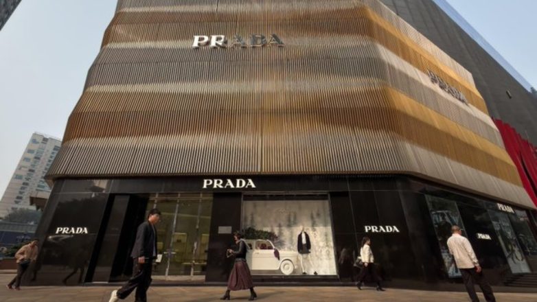 Ιστορική συμφωνία: Η Prada εξαγόρασε την Versace