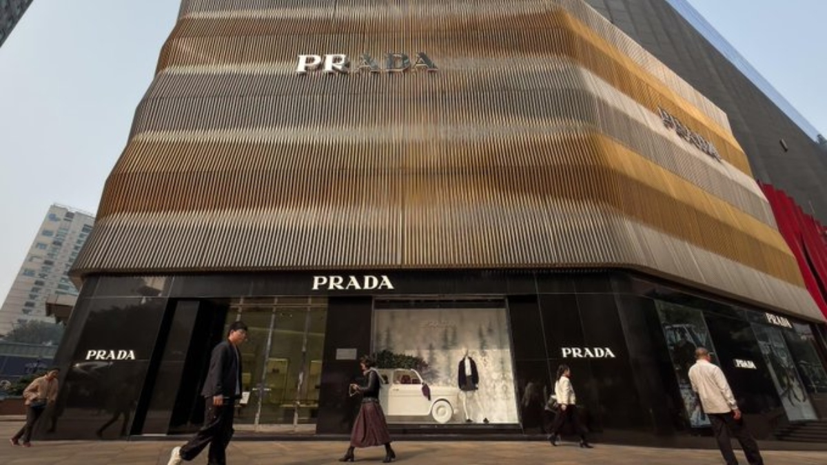 Ιστορική συμφωνία: Η Prada εξαγόρασε την Versace