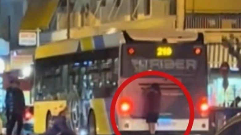 Απίστευτο: Νεαρός σκαρφαλώνει σε λεωφορείο εν κινήσει στην Καλλιθέα Απίστευτο: Νεαρός σκαρφαλώνει σε λεωφορείο εν κινήσει στην Καλλιθέα