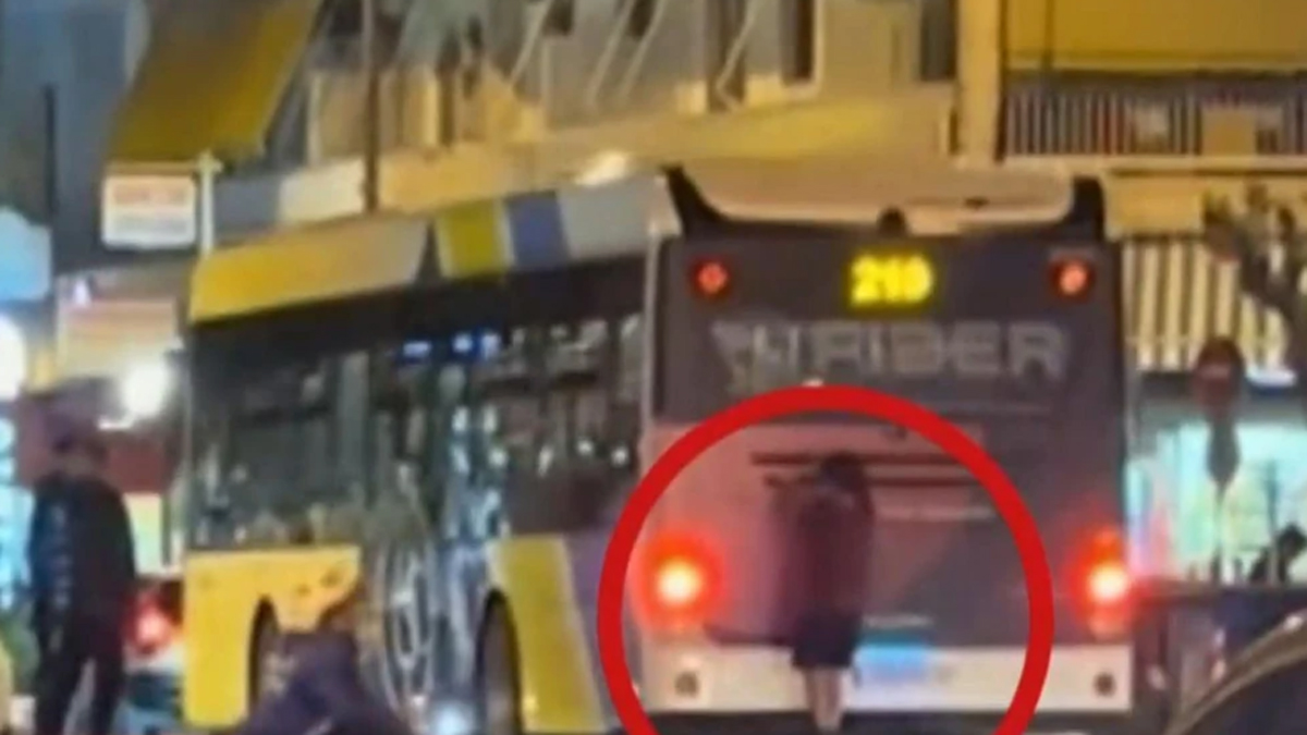 Απίστευτο: Νεαρός σκαρφαλώνει σε λεωφορείο εν κινήσει στην Καλλιθέα