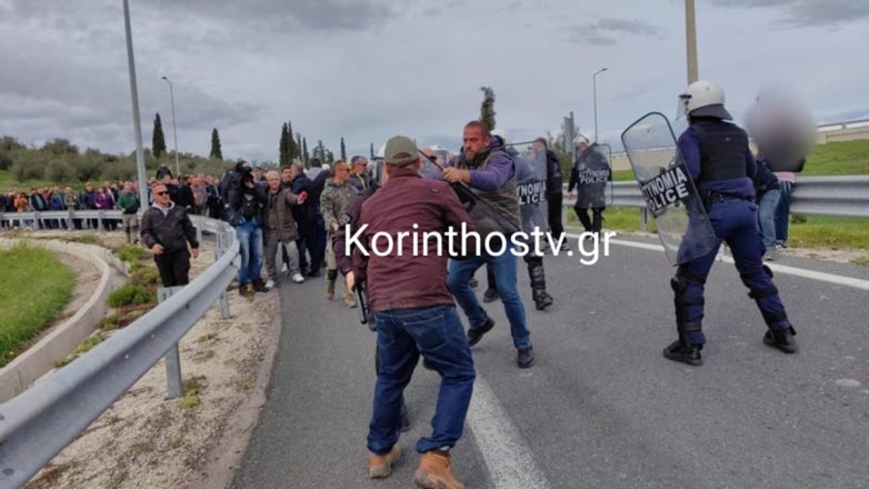 Ένταση μεταξύ αγροτών και ΜΑΤ στο μπλόκο του Κιάτου