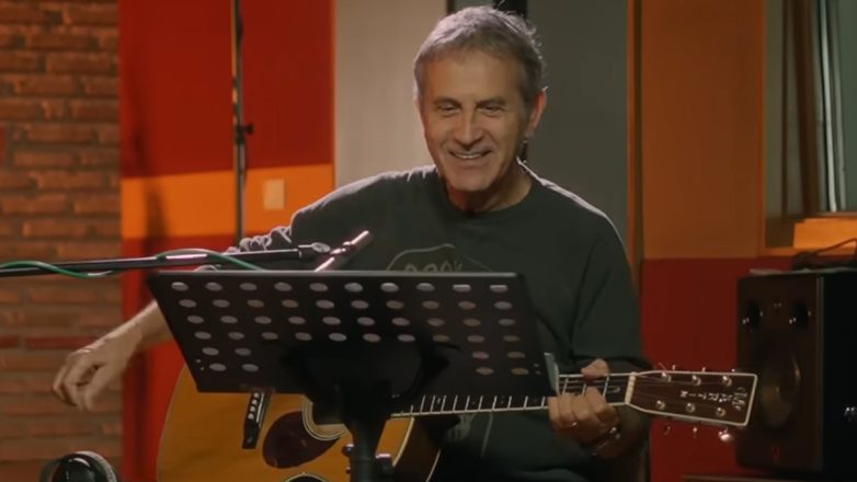 O Σταμάτης Κραουνάκης γράφει για τον Γιώργο Νταλάρα «Παίξε ρε φίλε μπάλα» O Σταμάτης Κραουνάκης γράφει για τον Γιώργο Νταλάρα «Παίξε ρε φίλε μπάλα»