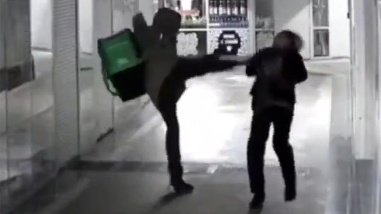 Ρωσία: Σοκαριστικό βίντεο με ντελιβερά να κλoτσά ηλικιωμένη στο κεφάλι