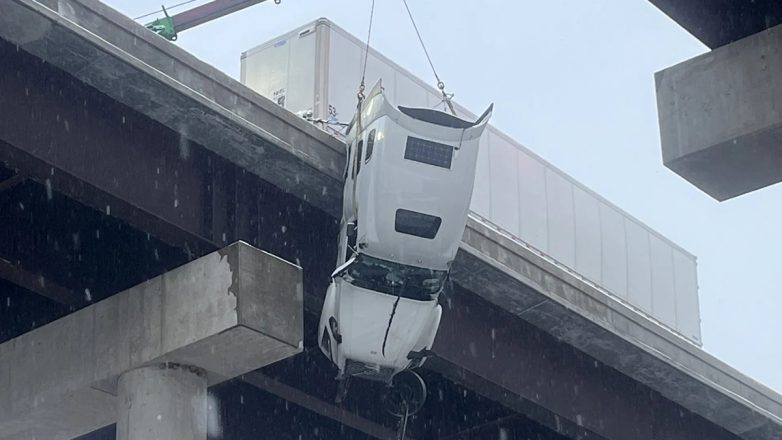ΗΠΑ: Πέντε ώρες πάνω από το κενό – Βίντεο με οδηγό φορτηγού που σώζεται από γέφυρα 30 μέτρων