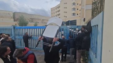 Ένταση μεταξύ οδηγών ταξί και ΜΑΤ στο υπουργείο Μεταφορών