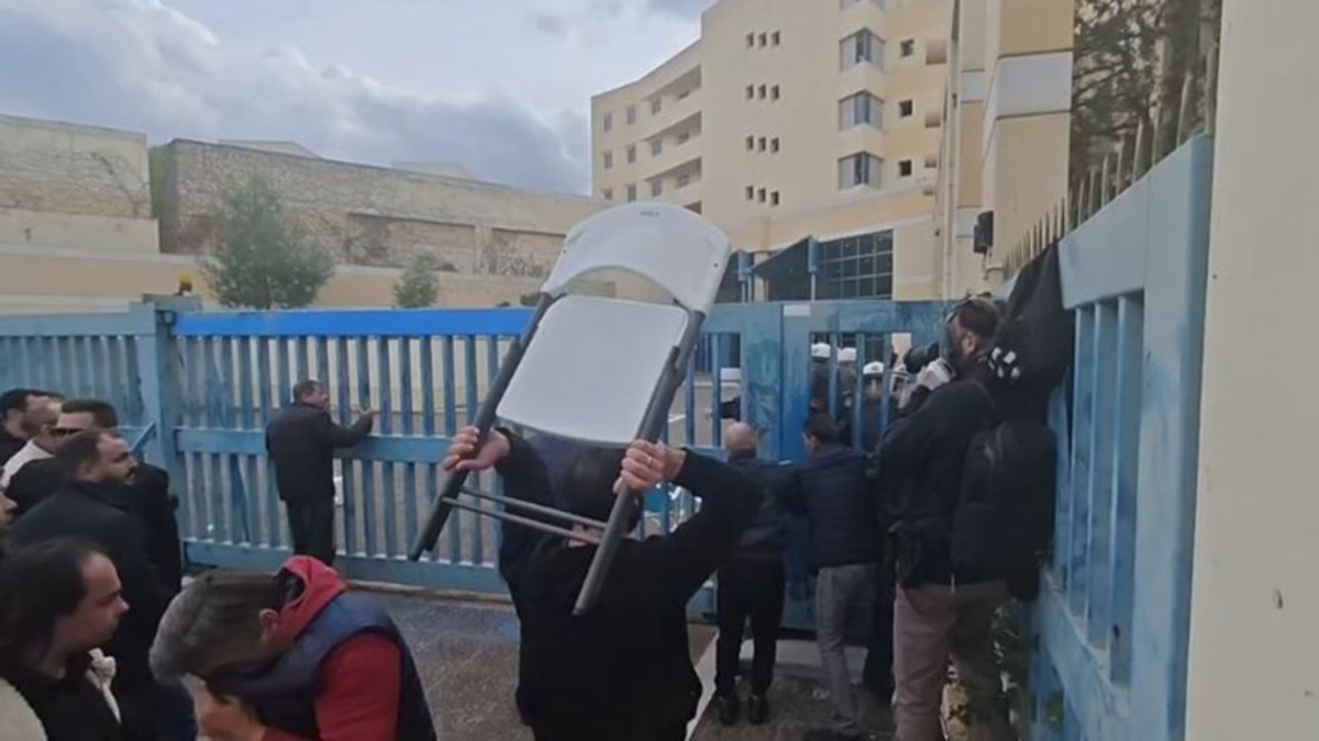 Ένταση μεταξύ οδηγών ταξί και ΜΑΤ στο υπουργείο Μεταφορών