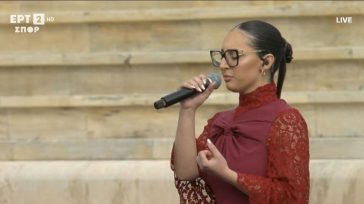 Klavdia: «Μάγεψε» το Καλλιμάρμαρο τραγουδώντας την “Αστερομάτα” στην Τελετή Παράδοσης της Ολυμπιακής Φλόγας