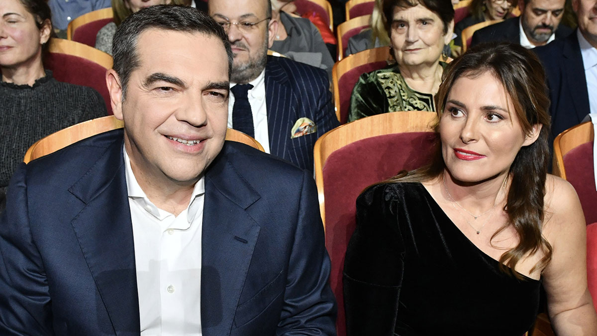 «Ιθάκη»: Με την Μπέττυ Μπαζιάνα στο πλευρό του παρουσίασε το βιβλίο του ο Αλέξης Τσίπρας στο Παλλάς