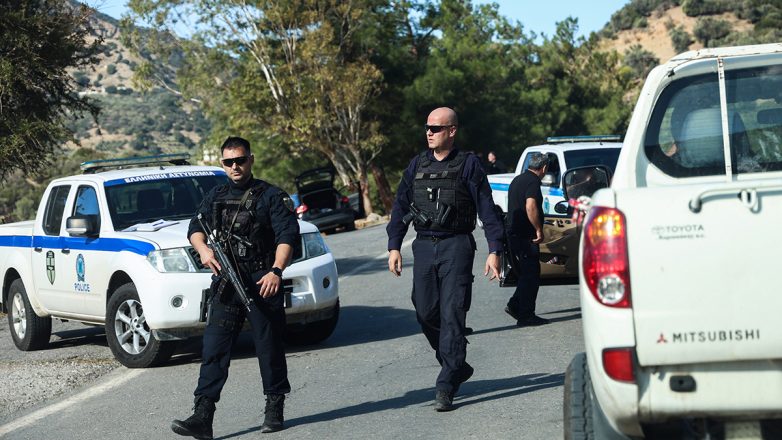 Ανθρωποκυνηγητό στην Πάργα μετά από ένοπλη ληστεία σε κοσμηματοπωλείο Ανθρωποκυνηγητό στην Πάργα μετά από ένοπλη ληστεία σε κοσμηματοπωλείο