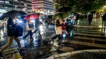 Χωρίς ρεύμα τα καταστήματα στην Ερμού λόγω της κακοκαιρίας Byron