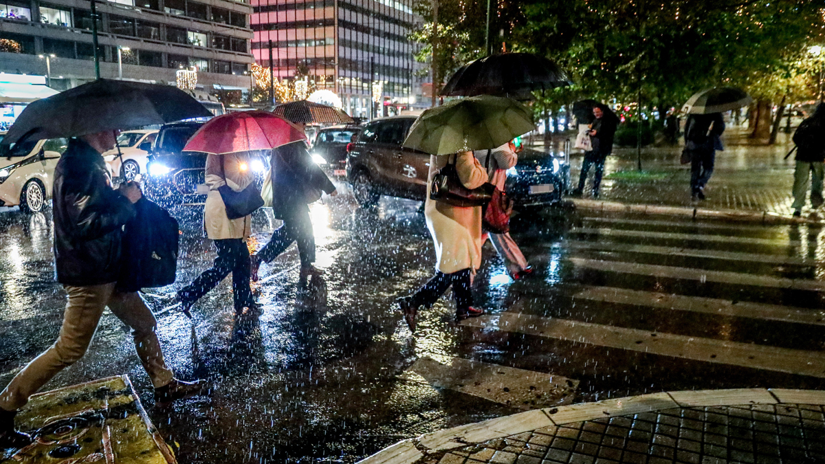 Χωρίς ρεύμα τα καταστήματα στην Ερμού λόγω της κακοκαιρίας Byron
