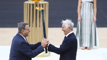 Χειμερινοί Ολυμπιακοί Αγώνες: Η Ολυμπιακή Φλόγα παραδόθηκε στους διοργανωτές του «Μιλάνο-Κορτίνα 2026»