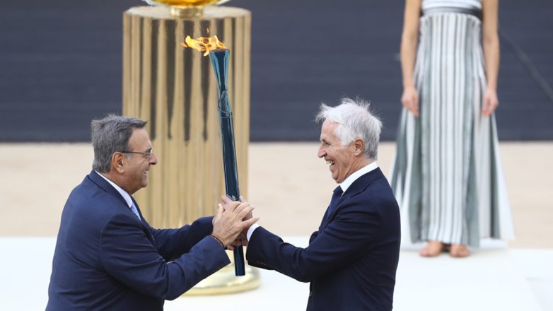 Χειμερινοί Ολυμπιακοί Αγώνες: Η Ολυμπιακή Φλόγα παραδόθηκε στους διοργανωτές του «Μιλάνο-Κορτίνα 2026»