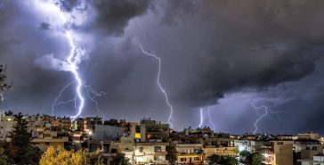 Κεραυνός από την κακοκαιρία Byron