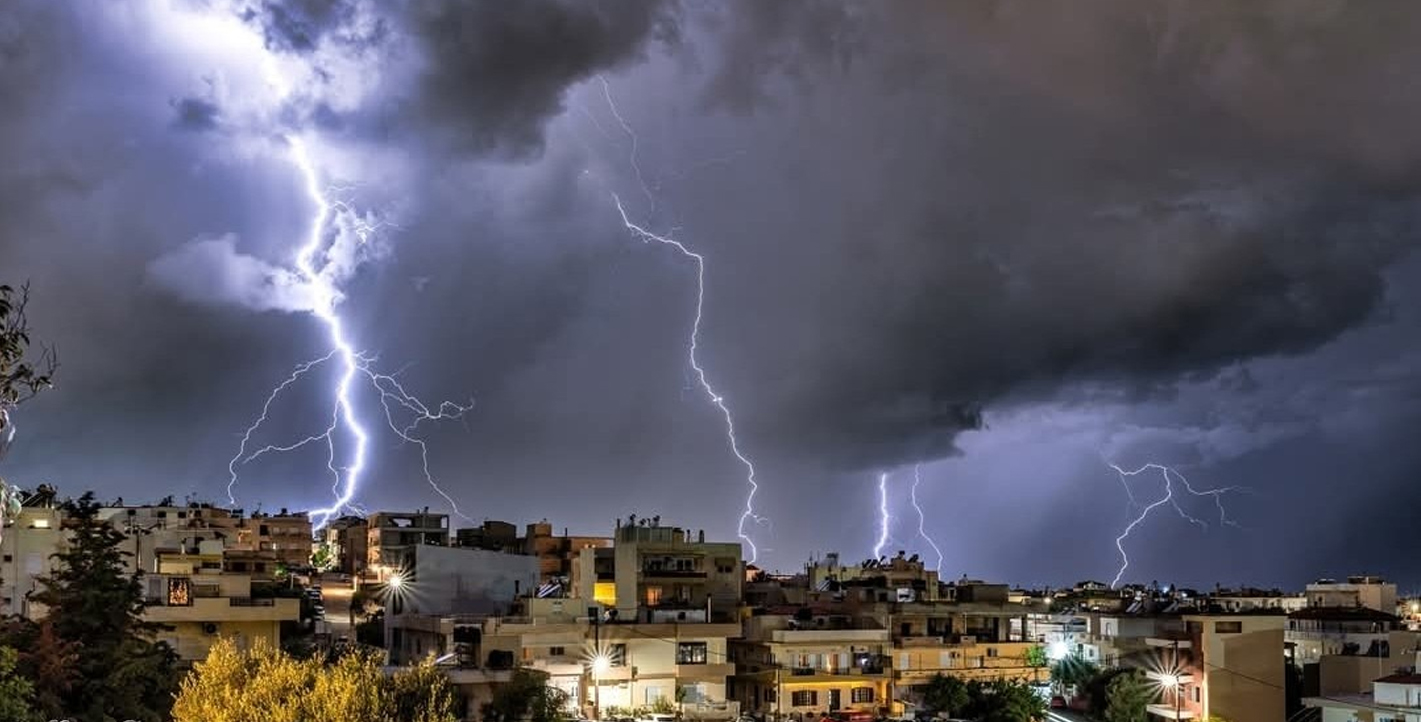 Κεραυνός από την κακοκαιρία Byron