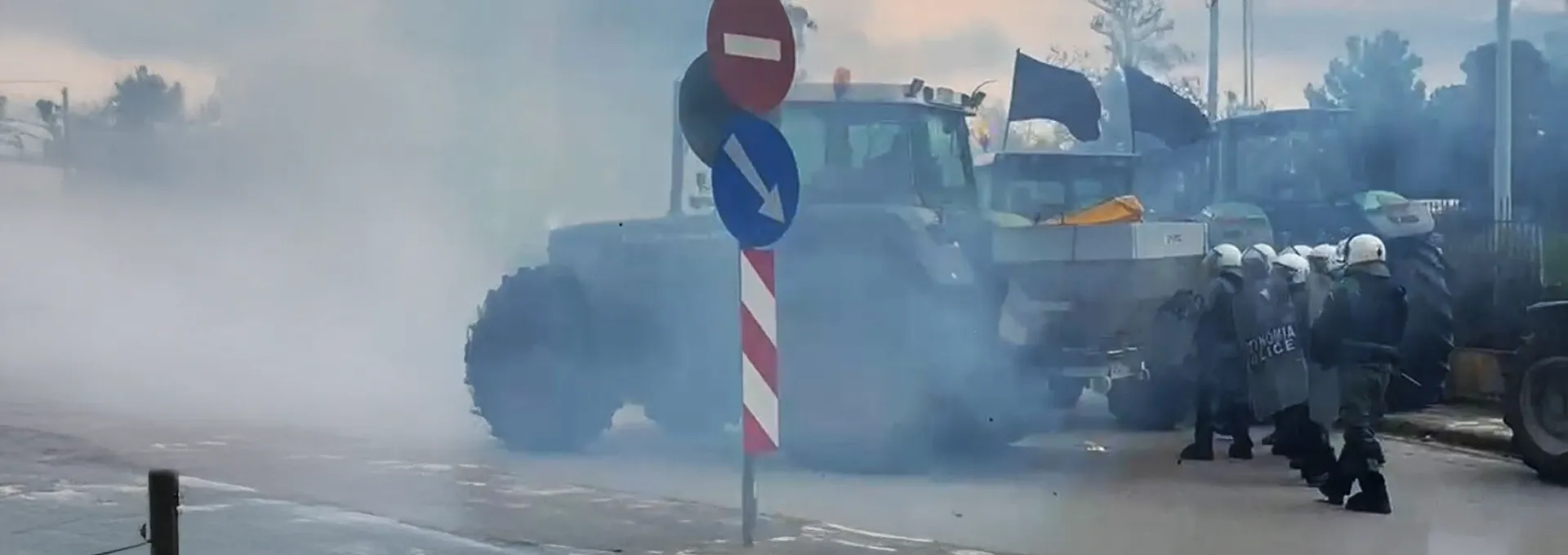 Τα τρακτέρ έκλεισαν την Αθηνών – Λαμίας – Μεγάλη ένταση και δακρυγόνα στη Θεσσαλονίκη – Μάχες στις Σέρρες