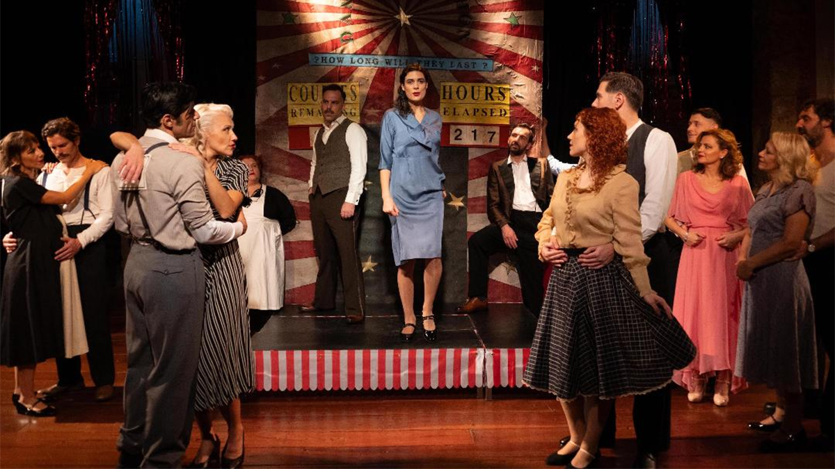 «Σκοτώνουν τα άλογα όταν γεράσουν»: Οι πρώτες εικόνες λίγο πριν την πρεμιέρα, στο Θέατρο Εν Αθήναις