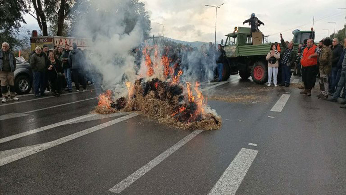 Στήθηκαν μπλόκα αγροτών στη Λέσβο