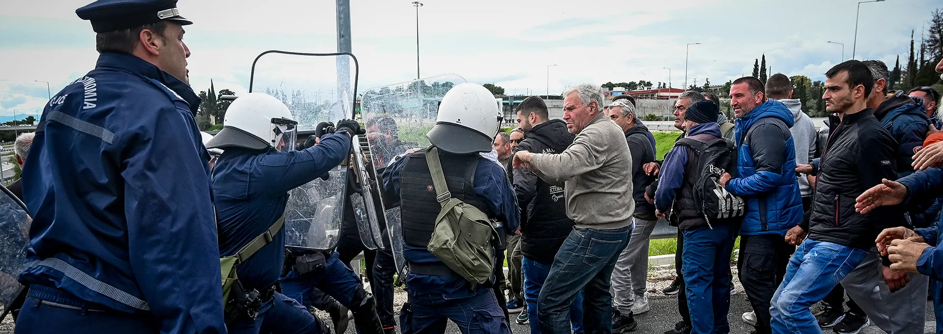 Σε μετωπική σύγκρουση με τους αγρότες η κυβέρνηση