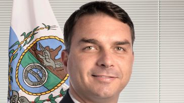 Ο γερουσιαστής Φλάβιο Μπολσονάρου ανακοίνωσε ότι ο πατέρας του τον έχρισε πολιτικό διάδοχό του