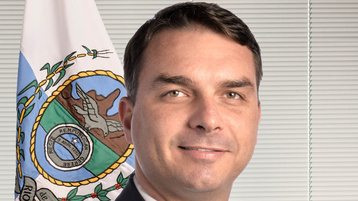 Ο γερουσιαστής Φλάβιο Μπολσονάρου ανακοίνωσε ότι ο πατέρας του τον έχρισε πολιτικό διάδοχό του