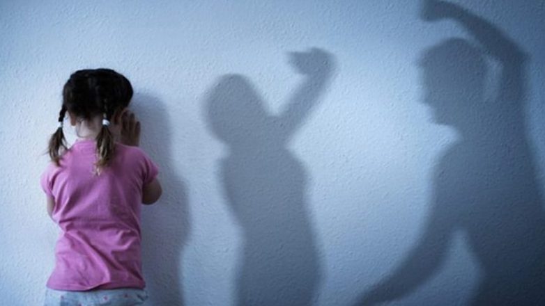 Χτύπησε και κλείδωσε στο σπίτι τη σύζυγό του μπροστά στα μάτια της κόρης τους