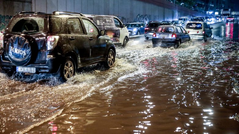 Κακοκαιρία Byron : Στο ίδιο έργο θεατές σε Μάνδρα και Νέα Πέραμο – Λίμνες οι δρόμοι – Live η πορεία των καταιγίδων