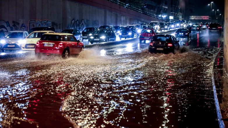 Στο «κόκκινο» η κίνηση σε Κηφισό, Αλεξάνδρας και Κηφισίας Στο «κόκκινο» η κίνηση σε Κηφισό, Αλεξάνδρας και Κηφισίας