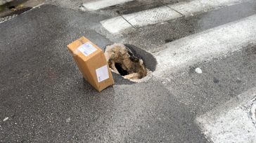 Λάρισα: Άνοιξε τρύπα στο οδόστρωμα λόγω κακοκαιρίας