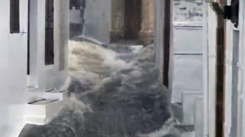 H κακοκαιρία Byron πλήττει τα Δωδεκάνησα – Δρόμοι χείμαρροι στη Λίνδο