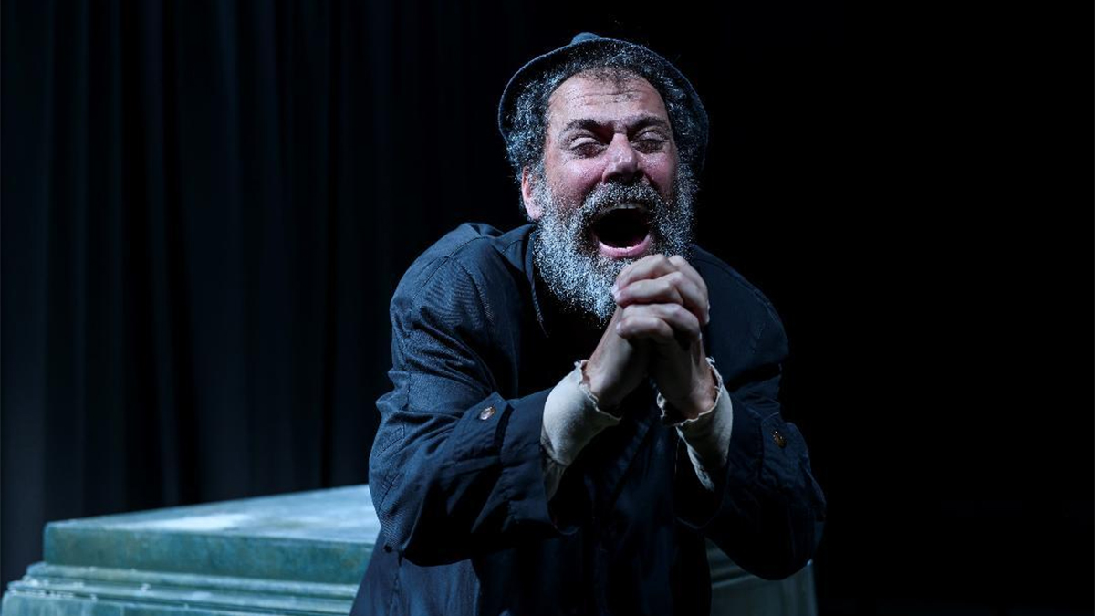 «Το ημερολόγιο ενός τρελού»: Η παράσταση του Στάθη Λιβαθινού επιστρέφει για δεύτερη χρονιά