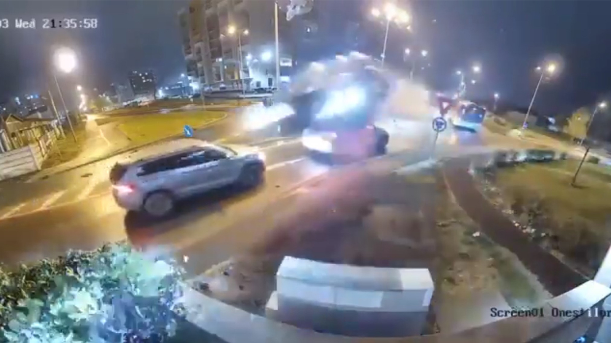 Τρομακτικό τροχαίο στη Ρουμανία: Οδηγός χάνει τον έλεγχο και …απογειώνεται