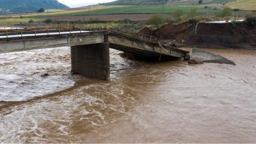 Κακοκαιρία Byron: Υπερχείλιση του Ενιπέα και εκκένωση οικισμού μέσω 112