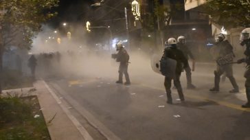 Επεισόδια με χημικά και κρότου λάμψης στο συλλαλητήριο για τον Αλέξανδρο Γρηγορόπουλο