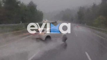 Αυτοκίνητο χάνει τον έλεγχο και πέφτει πάνω σε μπάρες και σε λεωφορείο