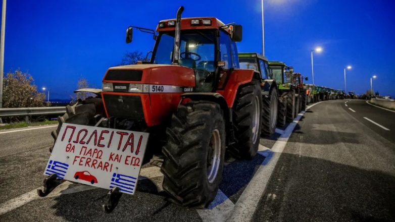 Πάνω από 8 χιλιάδες τρακτέρ στα μπλόκα σε όλη τη χώρα Πάνω από 8 χιλιάδες τρακτέρ στα μπλόκα σε όλη τη χώρα