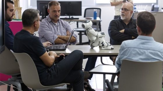 Όταν το θέατρο συναντά τη ρομποτική: Ο Γιάννης Σαρακατσάνης και ο Πάτροκλος αυτοσχεδιάζουν στη σκηνή