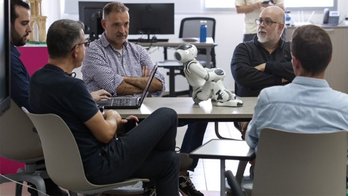 Όταν το θέατρο συναντά τη ρομποτική: Ο Γιάννης Σαρακατσάνης και ο Πάτροκλος αυτοσχεδιάζουν στη σκηνή