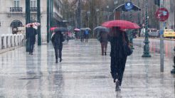 Άστατος καιρός και σήμερα με βροχές και πτώση της θερμοκρασίας