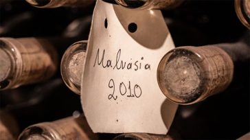 Μαλβαζία: Ο θρυλικός οίνος που μάγεψε την Ευρώπη για 500 χρόνια και ενέπνευσε τον Σαίξπηρ