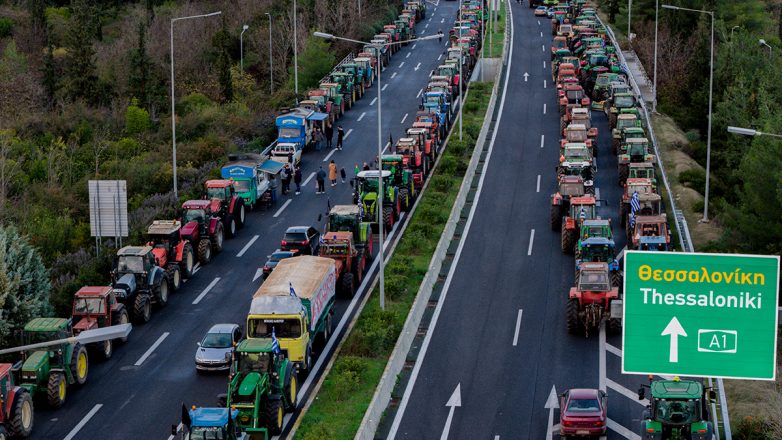 Πληθαίνουν τα μπλόκα –Την μετωπική αντιπαράθεση επιλέγουν οι αγρότες Πληθαίνουν τα μπλόκα –Την μετωπική αντιπαράθεση επιλέγουν οι αγρότες