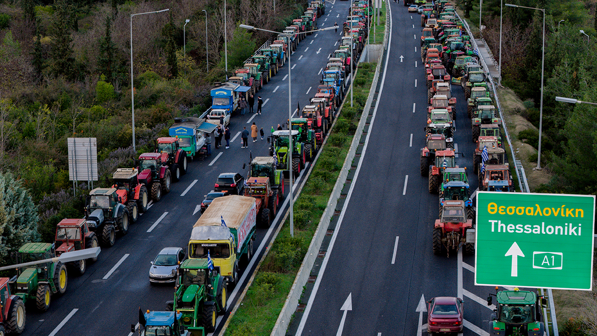 Πληθαίνουν τα μπλόκα –Την  μετωπική αντιπαράθεση επιλέγουν οι αγρότες